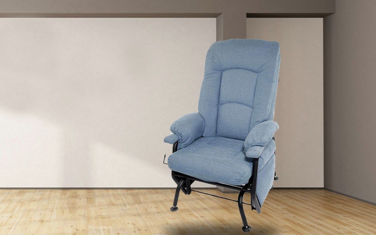 Un fauteuil PEL de la collection AGE, tissu bleu pâle, seul sur le plancher de bois d'une salle de montre vide